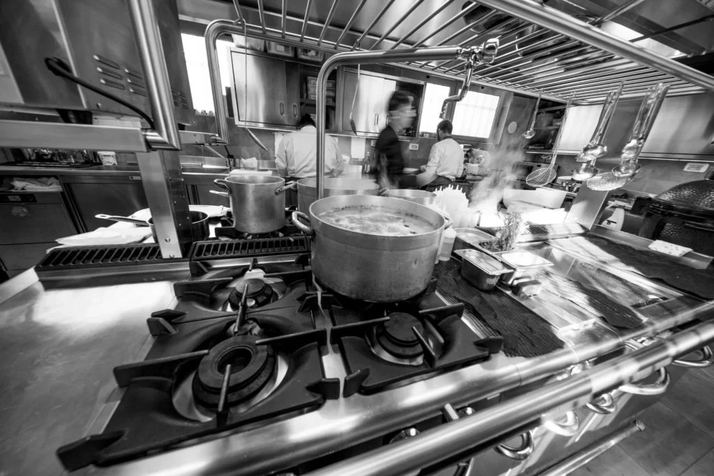 Magorabin | Torino - Kitchen in action